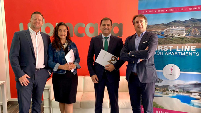 Representantes de Urbincasa y de HG Patrimonial tras la firma del acuerdo