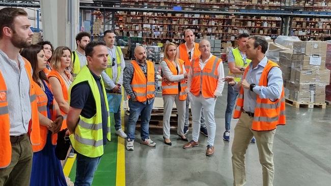 El director general de Hefame, Javier L&oacute;pez, con la delegaci&oacute;n de j&oacute;venes empresarios de Lorca y su comarca