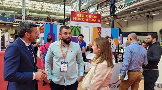 El consejero Antonio Luengo durante la visita a la feria London Wine 2022 a la que asisten siete bodegas de la Regi&oacute;n de Murcia