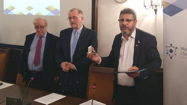 Rub&eacute;n Torres, a la derecha, Co Presidente de la Red HisPol
