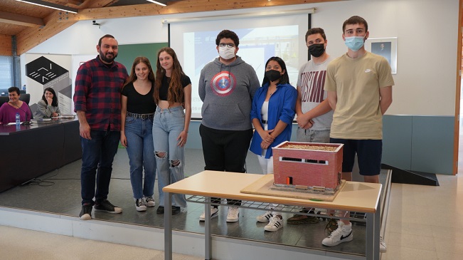 Los alumnos ganadores, a la izquierda los del Polit&eacute;cnico y a la derecha, con su maqueta, los del instituto de Los Alc&aacute;zares, cuando fueron seleccionados en la UPCT