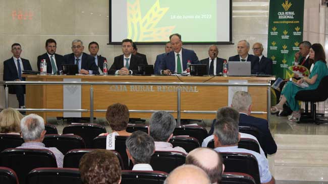 Momento de la asamblea celebrada en Fuente &Aacute;lamo
