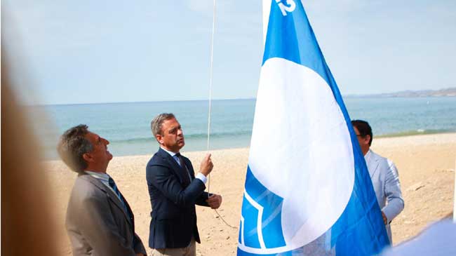 Izada de la bandera azul en la playa del Castellar de Mazarr&oacute;n