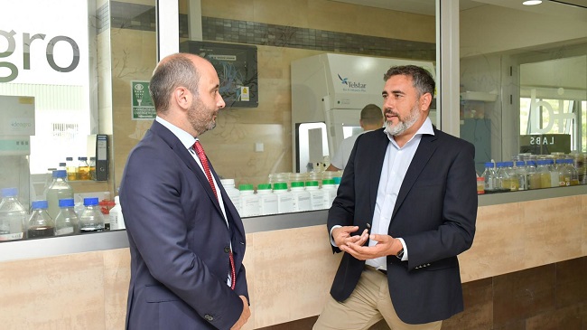 El director del Info, Joaqu&iacute;n G&oacute;mez, durante la visita a la empresa Ideagro