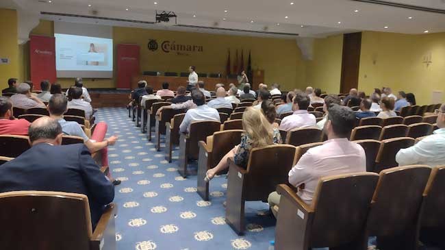 Momento de la jornada celebrada por Av&aacute;lam y Portavoz en la C&aacute;mara de Comercio de Murcia