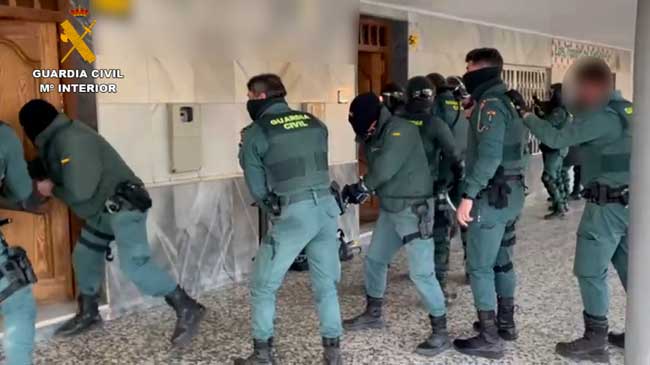 Agentes de la Guardia Civil asaltan uno de los domicilios registrados