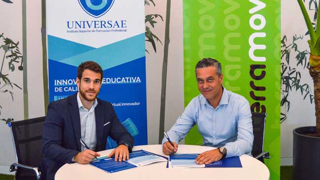 Mariano Mart&iacute;nez, a la derecha,  firma el convenio con Universae