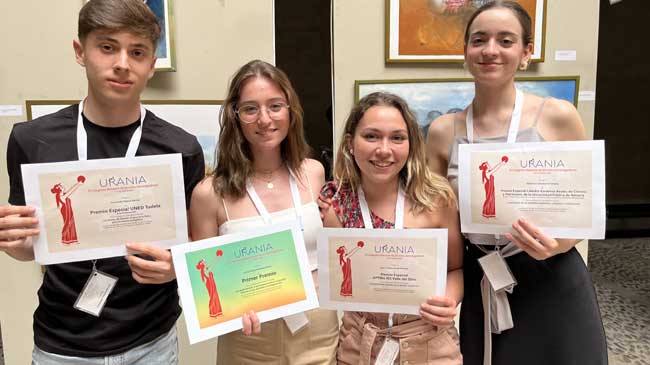 Carla Mar&iacute;a Mart&iacute;nez Mox&oacute; y otros tres alumnos del IES Los Albares, de Cieza