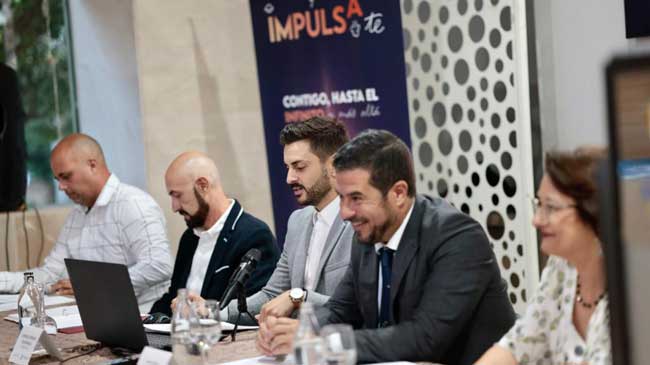 Un momento de la asamblea de comerciantes e industriales de &Aacute;guilas
