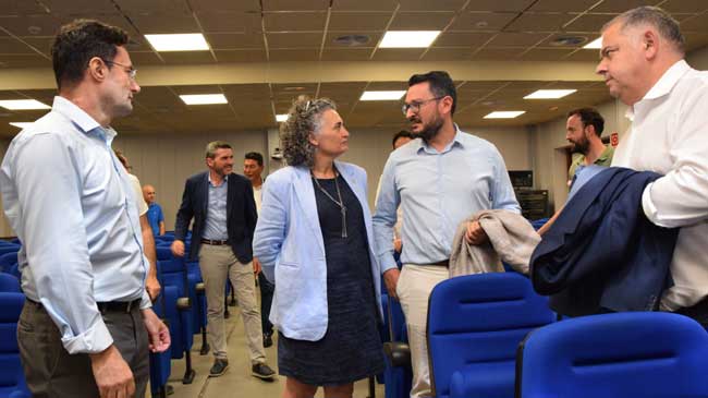 La rectora de la UPCT, regantes e investigadores, tras la firma del acuerdo La rectora de la UPCT, regantes e investigadores, tras la firma del acuerdo
