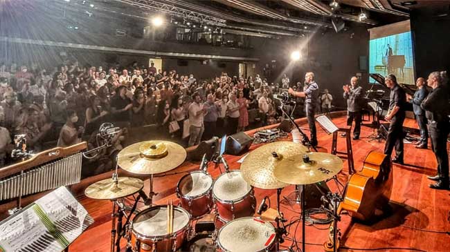 El p&uacute;blico puesto en pie aplaude a Jos&eacute; Blaya y su banda