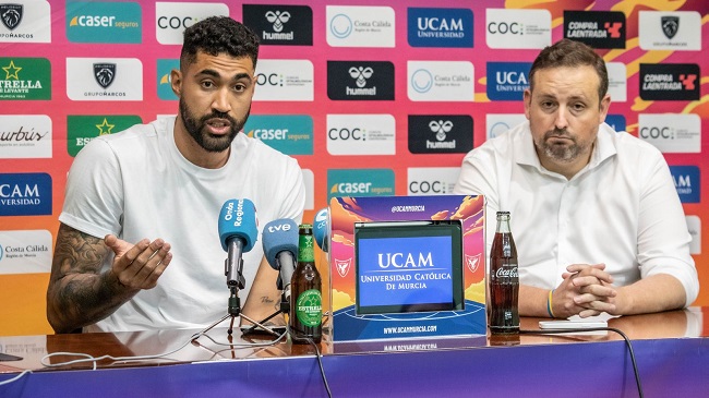 El director general del club Alejandro G&oacute;mez junto al ya exjugador universitario Augusto Lima