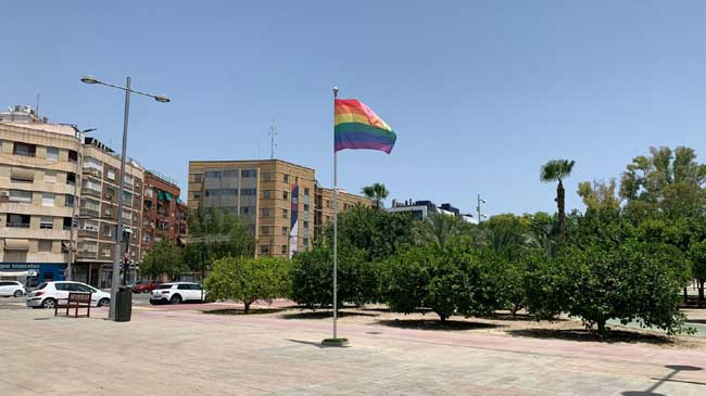 Bandera arco iris en la plaza de la Cruz Roja en Murcia