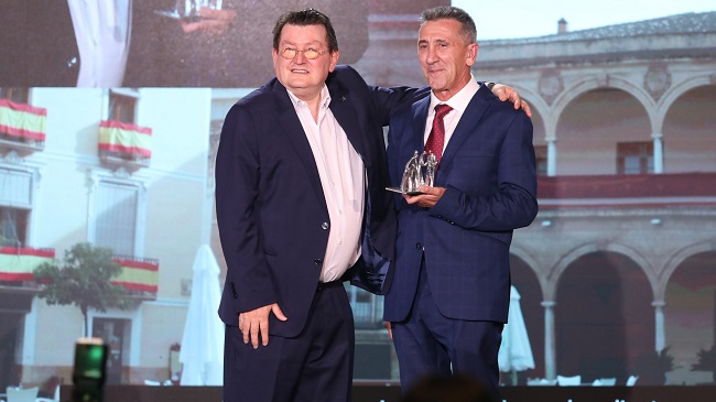 Jes&uacute;s G&oacute;mez recoge su premio como mejor vendedor de la ONCE en la Regi&oacute;n en 2021