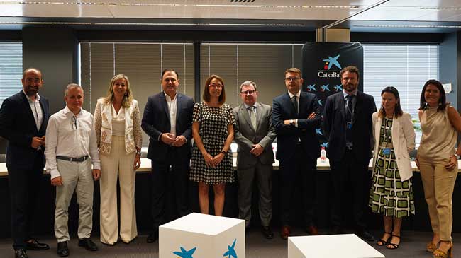 Foto de familia de los ponentes y los representantes del sector inmobiliario