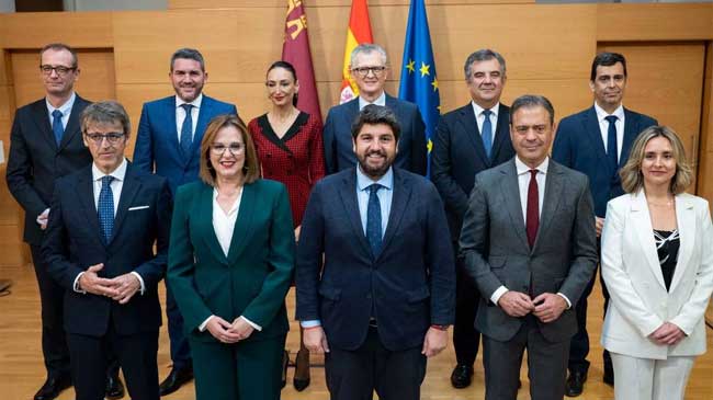 Miembros del Gobierno regional de Murcia tras su &uacute;ltima remodelaci&oacute;n en el enero de 2023. Ayer ces&oacute; el consejero de Econom&iacute;a y Hacienda (primero por la izqd. en la primera fila)