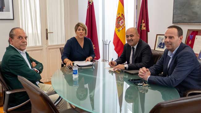 La alcaldesa de Cartagena, junto a Miguel Mart&iacute;nez y otros directivos de la C&aacute;mara de Comercio