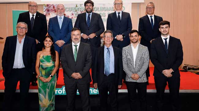 Foto de familia de los premiados