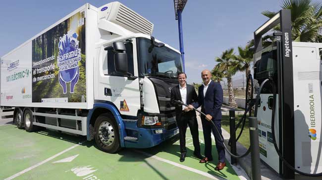 Lluis Bull y Juan S&aacute;nchez, en uno de los puntos de recarga ya instalados