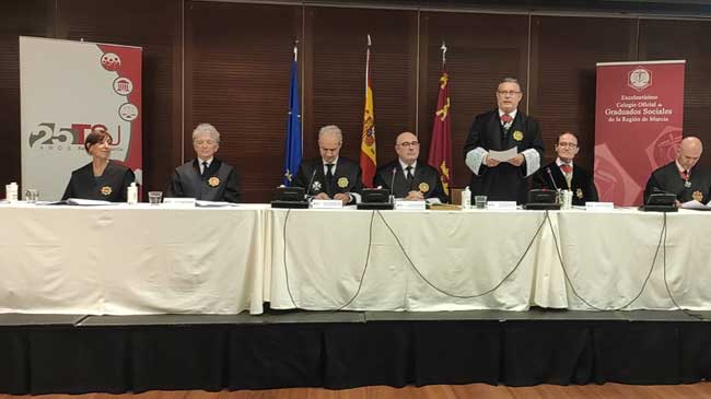Hern&aacute;ndez Quereda, de pie, junto a los miembros del Poder Judicial