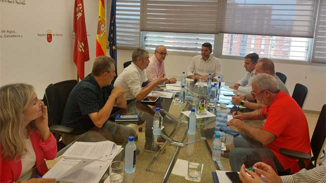 El consejero de Agricultura en funciones se reuni&oacute; hoy con representantes del sector