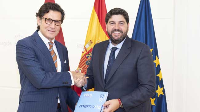 Miguel Pasqual del Riquelme entrega la memoria anual del TSJ al presidente L&oacute;pez Miras