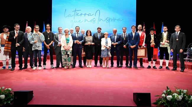 Foto de familia de los premiados el 9-J