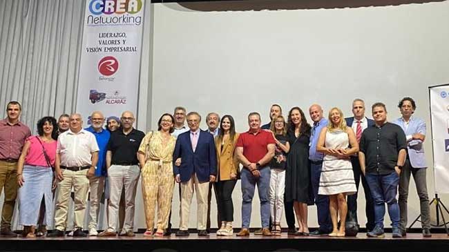 Tom&aacute;s Fuertes, en el centro, junto a miembros de la asociaci&oacute;n CREA