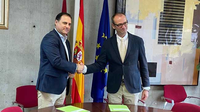 José Hernández, presidente de Frecom, y Víctor Martín, consejero de Educación en funciones José Hernández, presidente de Frecom, y Víctor Martín, consejero de Educación en funciones