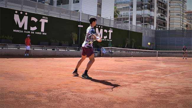 Carlos Alcaraz durante una sesi&oacute;n de entrenamiento en el Real Murcia Club de Tenis en 2021, antes de viajar a Umag, donde gan&oacute; su primer torneo ATP