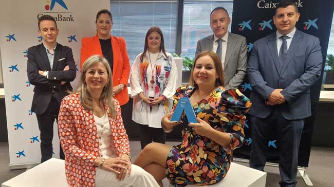 Mar&iacute;a Elena Esteban, a la derecha con su premio
