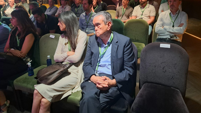 Andr&eacute;s Pedre&ntilde;o, presidente de '1MillionBot' , junto con algunos asistentes durante la jornada
