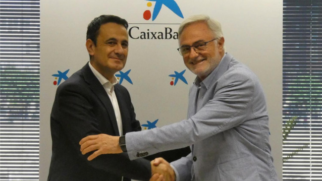 El director de la Regi&oacute;n de Murcia de CaixaBank, Juan Jes&uacute;s Lozano, y el presidente de IFEPA, Pedro &Aacute;ngel Roca, en la firma del convenio