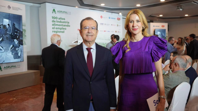 La directora general del SEF, Marisa L&oacute;pez Arag&oacute;n, junto al presidente de Agrupal, Jos&eacute; Garc&iacute;a
