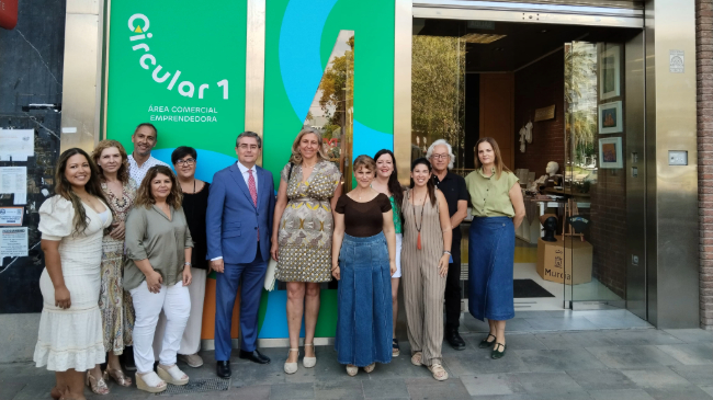 Los concejales Mercedes Bernab&eacute; y Jes&uacute;s Pacheco junto a emprendedores del '&Aacute;rea Circular 1'