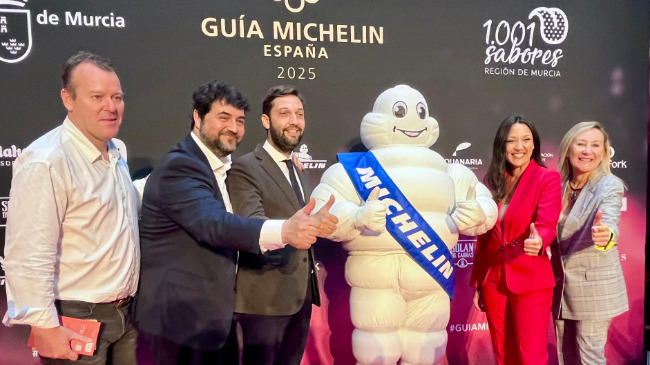 Imagen del acto de la acogida del la Gala Guia Michel&iacute;n 2025 en el Sal&oacute;n Azul del Real Casino de Murcia