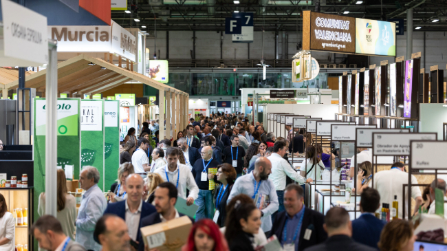 A la izquierda, stand de la Regi&oacute;n de Murcia en el Organic Food Iberia 2024