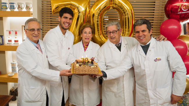 Los tres hermanos Fuertes, Jos&eacute;, Tom&aacute;s y Juana, junto al embajador de la marca Carlos Alcaraz y su padre