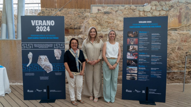 La concejala delegada de Turismo, Beatriz S&aacute;nchez del &Aacute;lamo, junto a Elena Ruiz, Directora del Museo Teatro Romano y Cristina P&eacute;rez, Gerente de Cartagena Puerto de Culturas