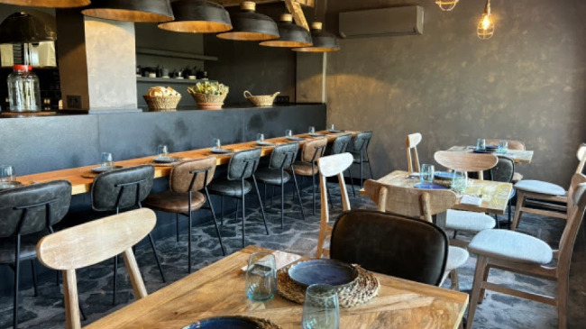 Interior del restaurante 'Le&ntilde;a & Karbon'
