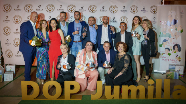 quipo de Bodegas Luz&oacute;n, con los premios obtenidos
