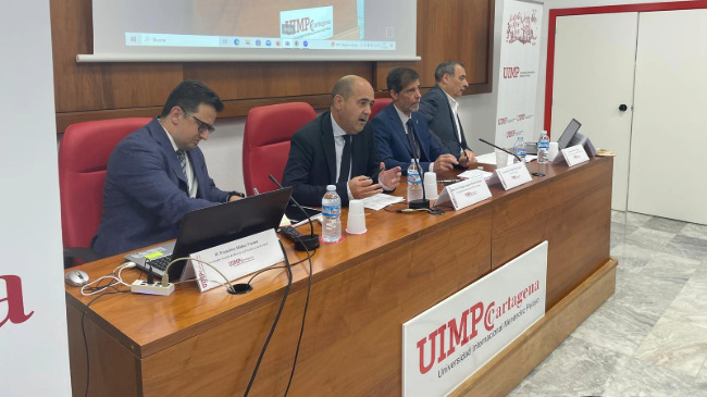 Miguel Martínez, vicepresidente del Consorcio y presidente de la Cámara de Comercio de Cartagena, en la sede de UIMP junto con otros miembros Miguel Martínez, vicepresidente del Consorcio y presidente de la Cámara de Comercio de Cartagena, en la sede de UIMP junto con otros miembros