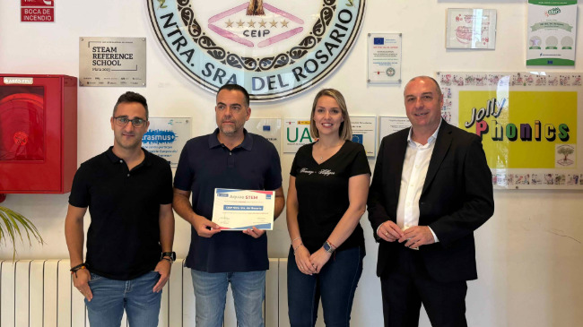 El Colegio Ntra. Sra. del Rosario de Torre Pacheco, recibiendo el galardón junto con Andrés Martínez, gerente de zona de Hidrogea, y la concejala Asunción Pedreño El Colegio Ntra. Sra. del Rosario de Torre Pacheco, recibiendo el galardón junto con Andrés Martínez, gerente de zona de Hidrogea, y la concejala Asunción Pedreño