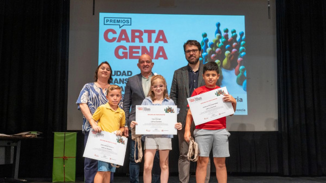 Participantes de diferentes centros de Cartagena recogiendo su diploma 'Premios Cartagena Ciudad Transparente' Participantes de diferentes centros de Cartagena recogiendo su diploma 'Premios Cartagena Ciudad Transparente'