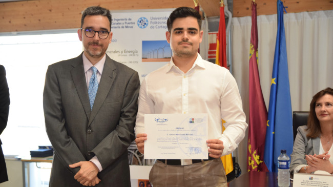 Alberto Hern&aacute;ndez, recogiendo el galard&oacute;n junto con el director del TFG, Juan Garc&iacute;a
