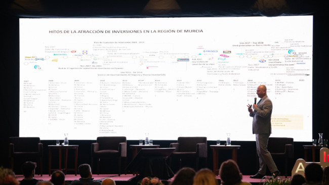 Un t&eacute;cnico del Info presenta la UNAI de la Regi&oacute;n en un foro empresarial celebrado en Chile