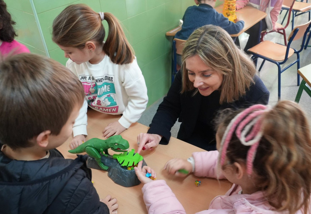 La consejera de Pol&iacute;tica Social, Conchita Ruiz, durante su visita a un aula matinal
