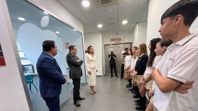 Jose Mar&iacute;a Albarrac&iacute;n, junto con Mar&iacute;a del Mar S&aacute;nchez, CEO de New Castelar College I.S., y Jos&eacute; Mar&iacute;a Mart&iacute;nez, CEO de Grupo Caliche