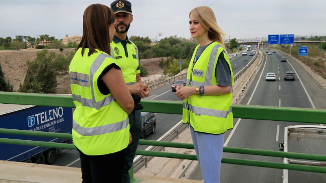 La delegada del Gobierno, Mariola Guevara junto a la directora provincial de Tr&aacute;fico, Virginia Jerez