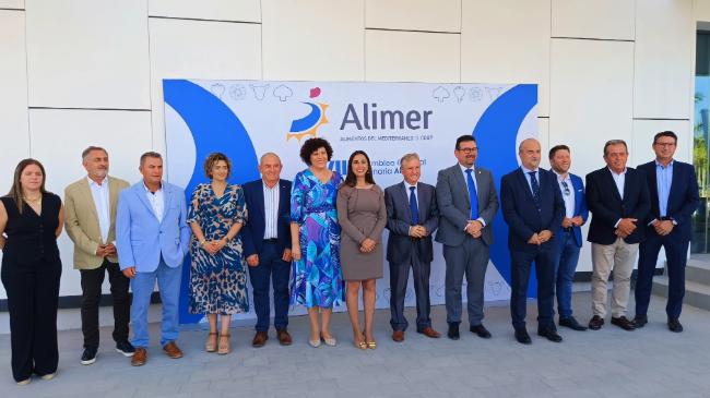 La Consejera de Agricultura y Ganader&iacute;a, Sara Rubira, junto a representantes de la cooperativa Alimer